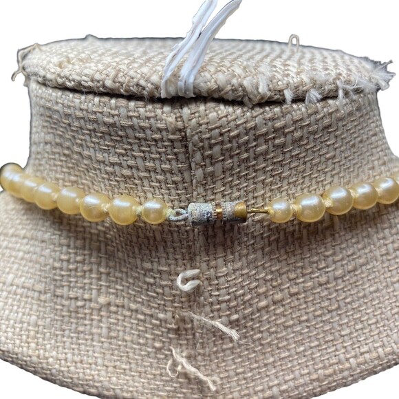Vintage White Faux Pearl Necklace Single Strand  L. Screw Closure - Picture 4 of 5